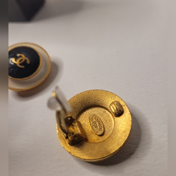 CHANEL CC Logos Black & White Round Clip-On Earrings - Picture 2 of 2